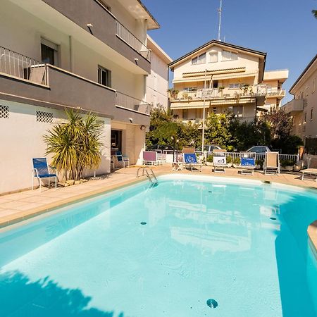 La Plata Hotel - Con Piscina リッチョーネ エクステリア 写真