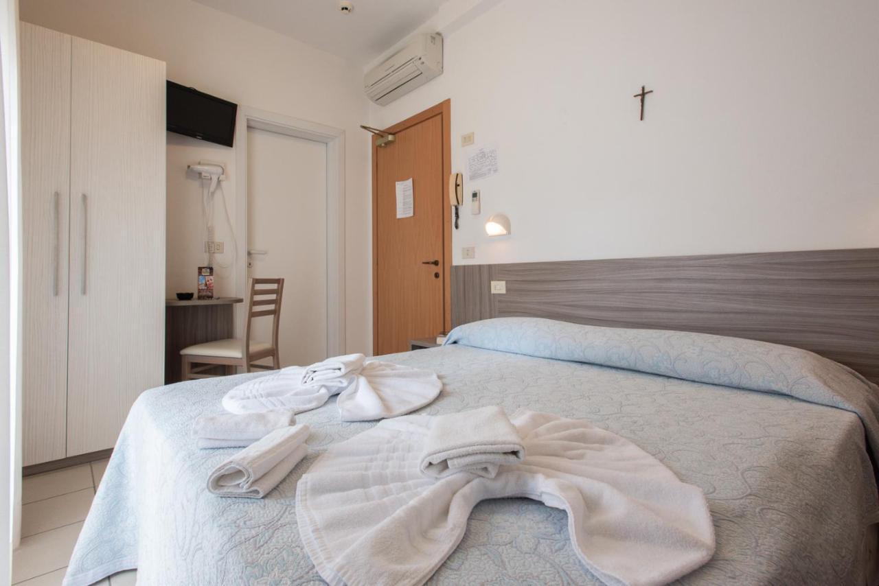 La Plata Hotel - Con Piscina リッチョーネ エクステリア 写真