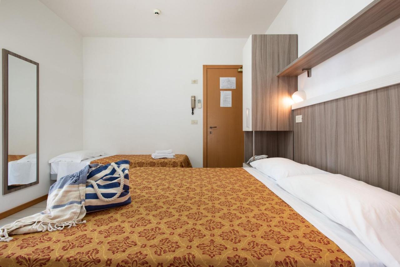 La Plata Hotel - Con Piscina リッチョーネ エクステリア 写真