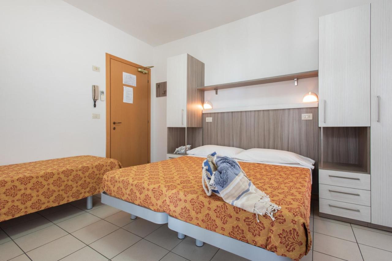 La Plata Hotel - Con Piscina リッチョーネ エクステリア 写真