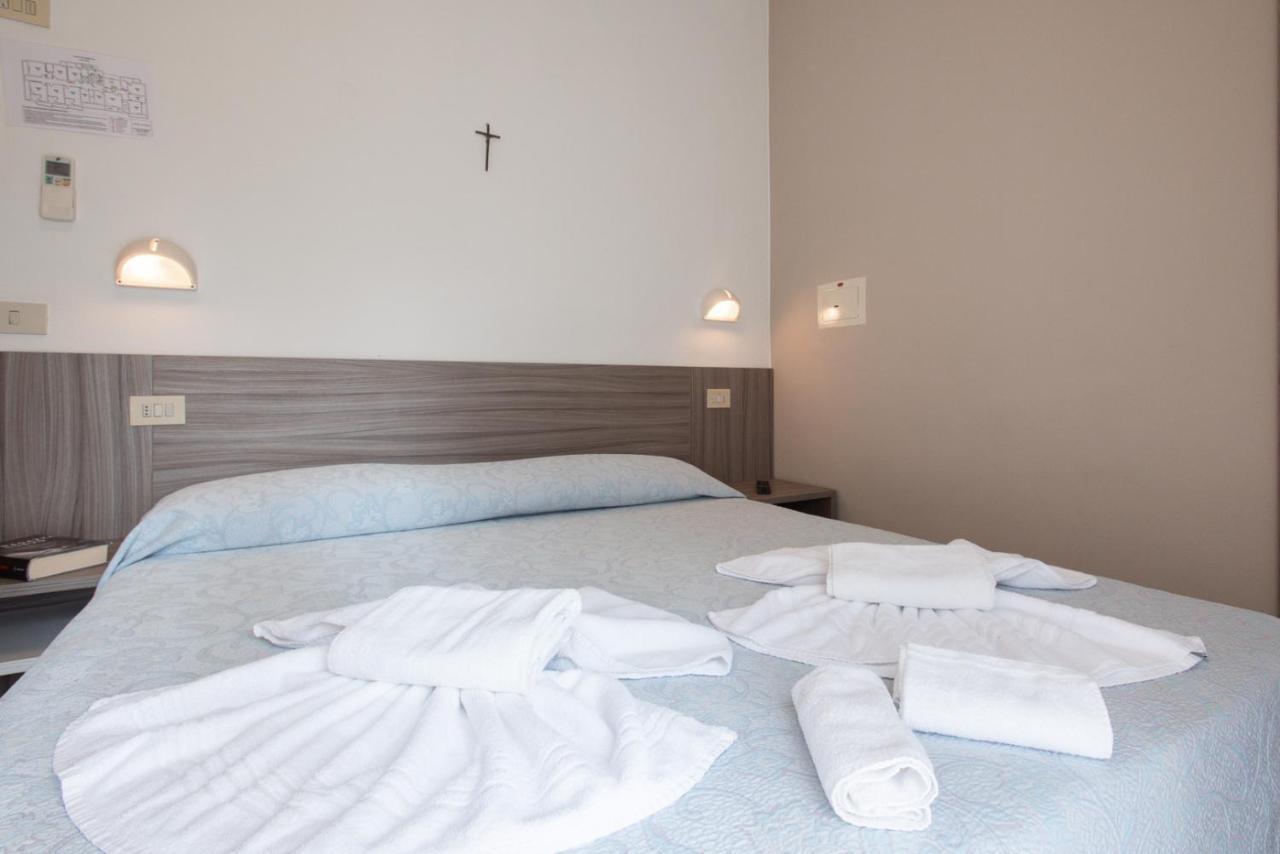 La Plata Hotel - Con Piscina リッチョーネ エクステリア 写真