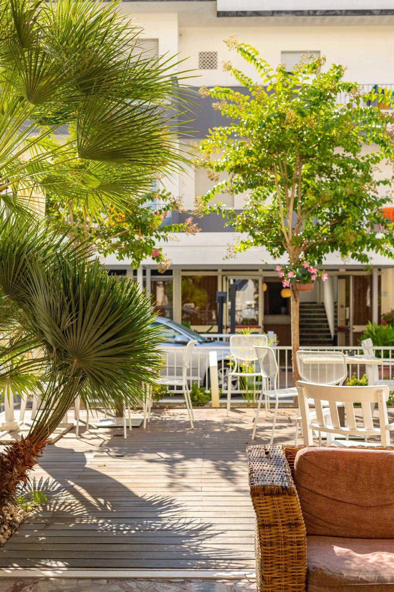 La Plata Hotel - Con Piscina リッチョーネ エクステリア 写真